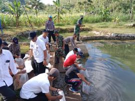 Bupati Menebar Benih Ikan di Telaga Ploso