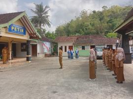 Apel Senin Pagi Lurah dan Pamong Kalurahan Petir