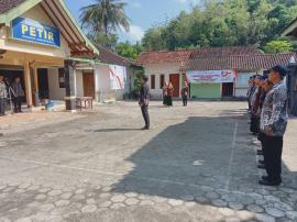 Apel Senin Pagi Lurah dan Pamong Petir Hari Batik Nasional