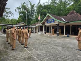 Lurah dan Pamong Kalurahan Petir awali Kegiatan Pemerintahan dengan Apel Pagi