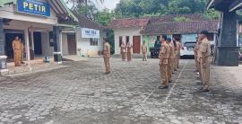 Lurah dan Pamong Kalurahan Petir Awali Hari Senin dengan Apel Pagi