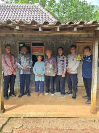 Penempelan Stiker Warga Penerima Bansos