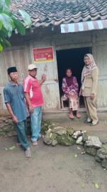 Pemasangan Stiker Warga/KPM Penerima Bansos di Padukuhan Petir C