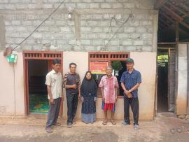 Penempelan Stiker Warga Penerima Bansos Pemerintah di Padukuhan Watumengkurep