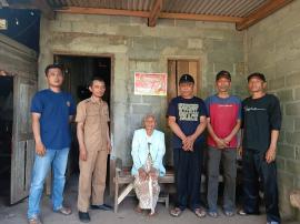 Penempelan Stiker Warga Penerima Bansos Pemerintah di Padukuhan Dadapan