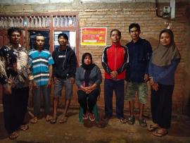 Penempelan Stiker Warga Penerima Bansos Pemerintah di Padukuhan Weru