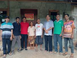 Penempelan Stiker Warga Penerima Bansos Pemerintah di Padukuhan Siyono B