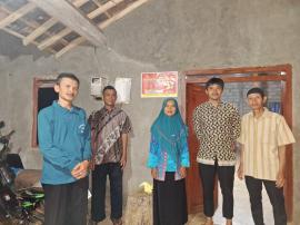 Penempelan Stiker Warga Penerima Bansos Pemerintah di Padukuhan Siyono C