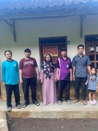 Penempelan Stiker KPM Bansos Pemerintah Padukuhan Dagangmati