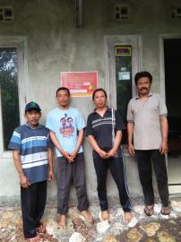 Penempelan Stiker Keluarga Miskin Pra Sejahtera Penerima Bansos Padukuhan Petir A