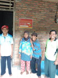 Penempelan Stiker Warga Penerima Bansos Padukuhan Petir B