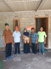 Penempelan Stiker Warga Miskin Penerima Bansos Padukuhan Petir B