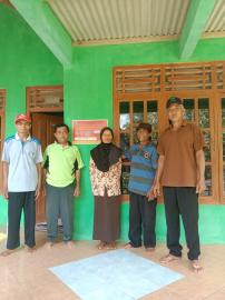 Penempelan Stiker Warga Miskin Penerima Bansos di Padukuhan Petir B