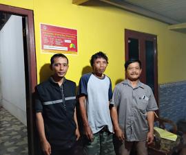 Penempelan Stiker Warga Miskin Penerima Bansos Padukuhan Dadapan