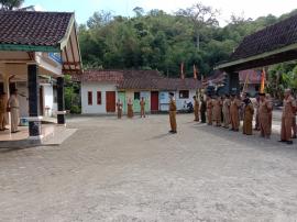 Lurah dan Pamong Kalurahan Petir Awali Senin dengan Apel Pagi