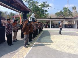 Lurah dan Pamong Kalurahan Petir awasi kegiatan dengan Apel Pagi
